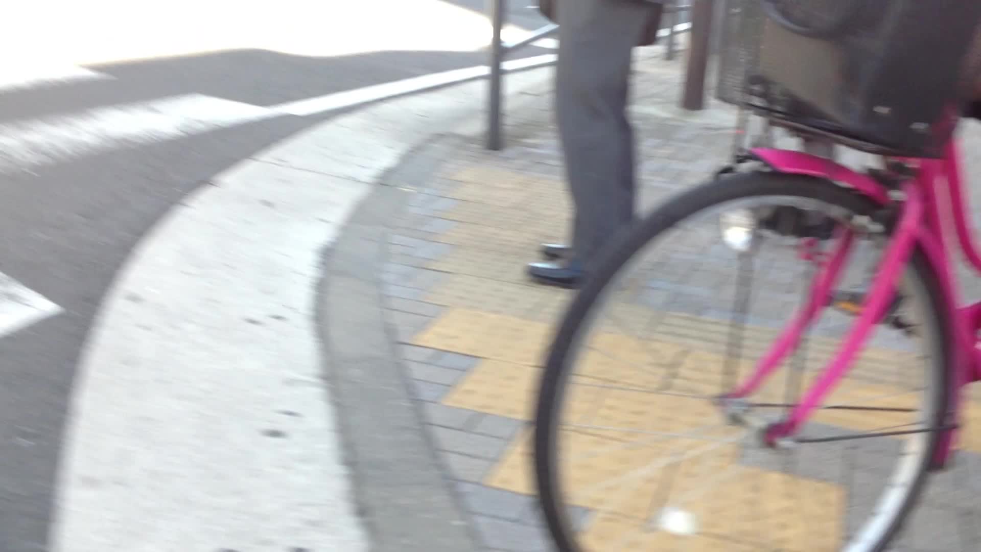 【パンチラ隠し撮り】自転車に乗ったミニスカOLのパンスト越しのパンチラがエロすぎる